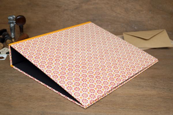 orange/gelber Ordner mit geometrischem Muster